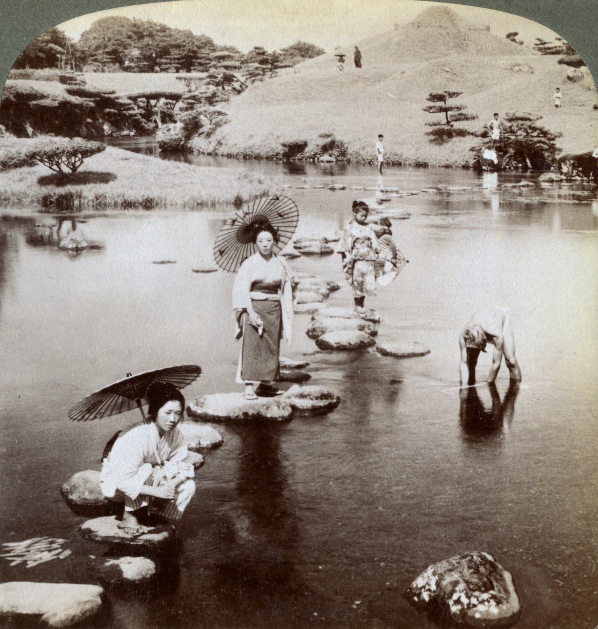 Ženy překračující jezero po odrazových můstcích, zahrada Suizen-ji, Kumamoto, Japonsko, 1904. od Underwood and Underwood