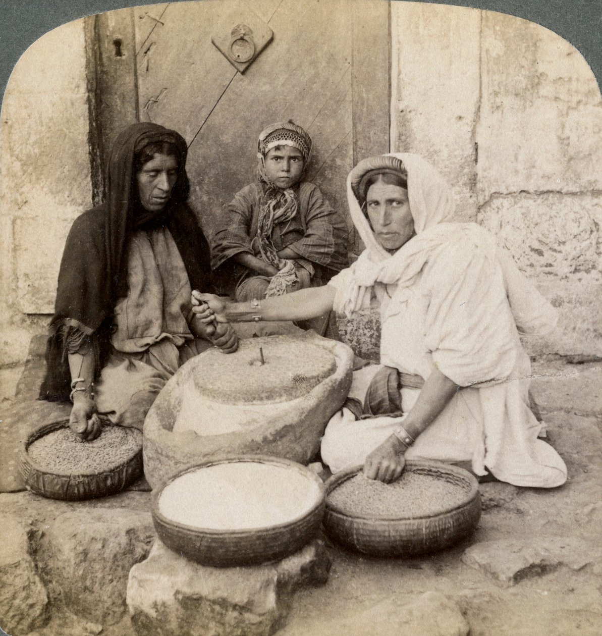 Ženy melou v mlýně, Palestina, 1900. od Underwood and Underwood