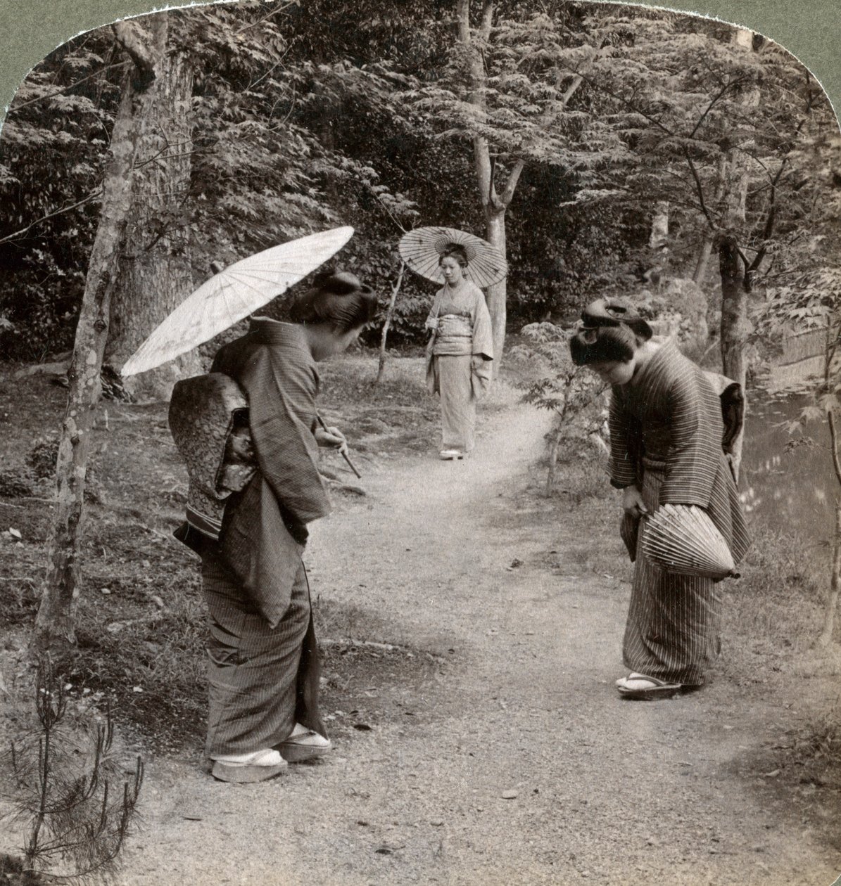 Ženy v zahradě chrámu Kinkaku-ji, Kjóto, Japonsko, 1904. od Underwood and Underwood
