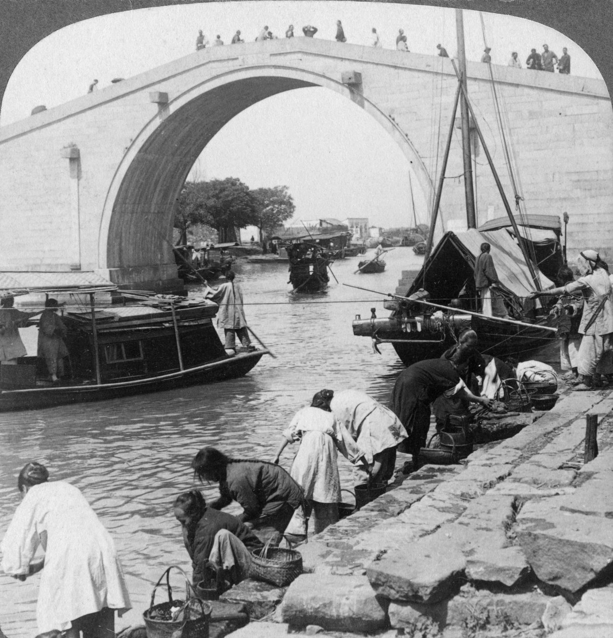 Woo Men Bridge a Grand Imperial Canal, Soo-chow Suzhou, Čína, 1900. od Underwood and Underwood