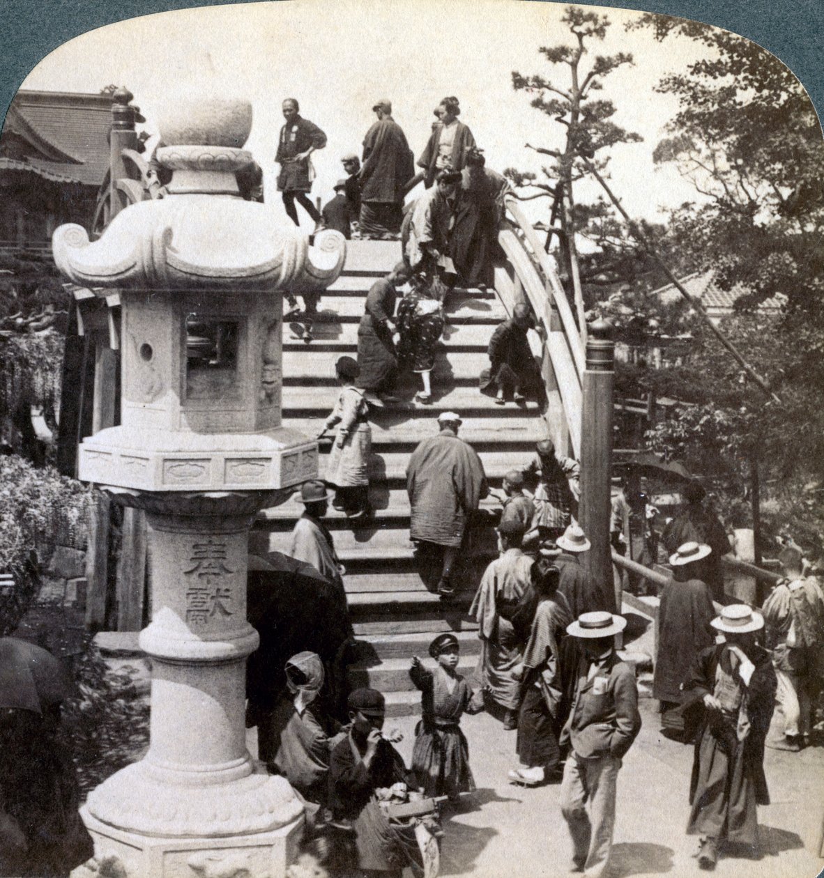 Ctitelé překračující půlkruhový most do chrámu Kameido za ním, při pohledu na sever, Tokio, Japonsko, od Underwood and Underwood