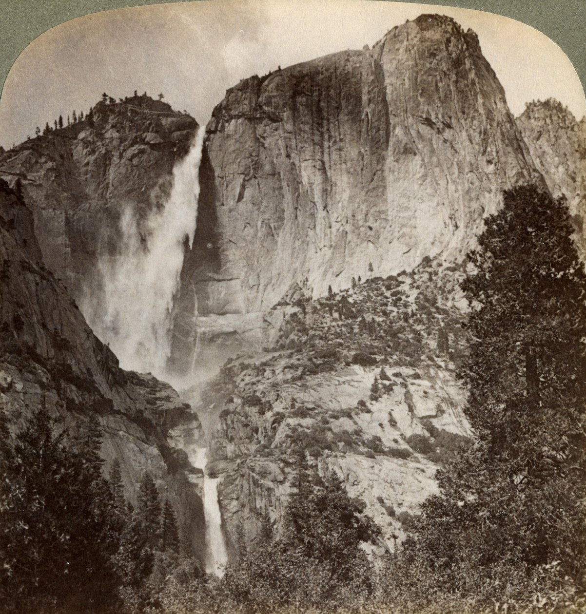 Yosemite Point a větrem naváté Yosemitské vodopády, Yosemite Valley, Kalifornie, USA, 1902 od Underwood and Underwood