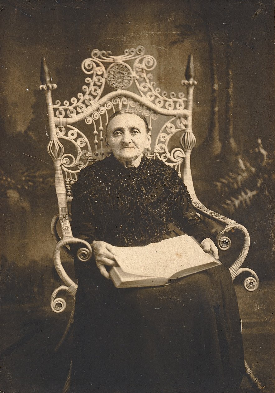 Bez názvu (Portrét stárnoucí ženy v proutěném křesle) od Unidentified