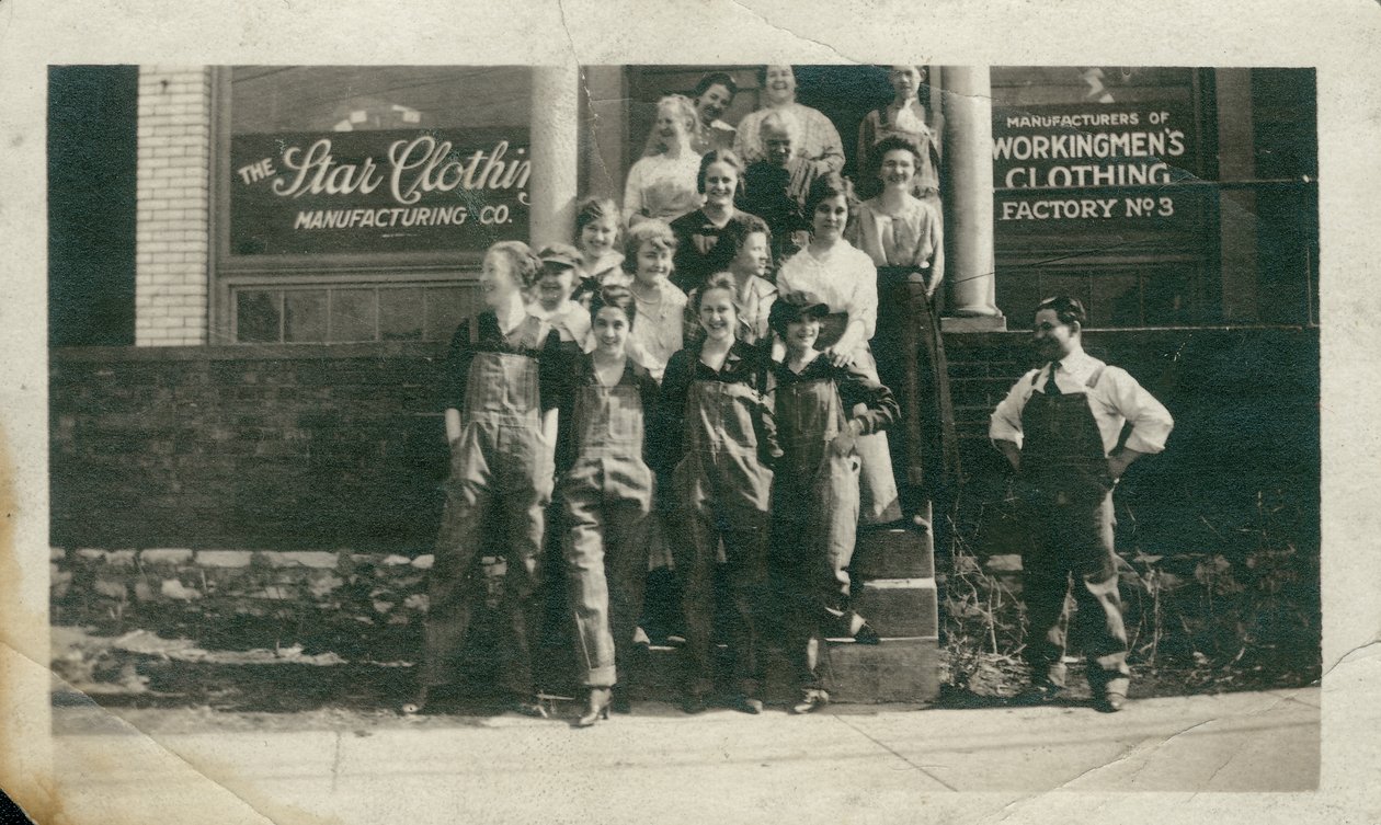 Skupina zaměstnankyň na předních schodech továrny č. 3 společnosti Star Clothing Manufacturing Company od Unknown