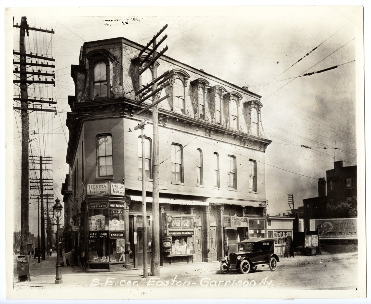 Garrison Pharmacy na jihovýchodním rohu Easton a Garrison od Unknown