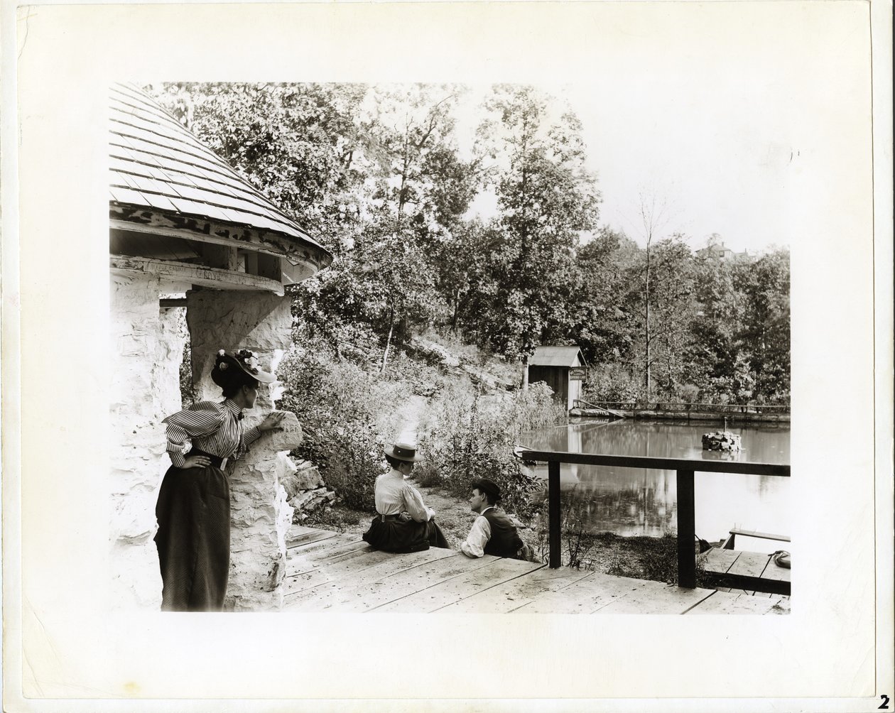 Skupina v Spring Lake Park, východně od Fenton, Missouri od Unknown