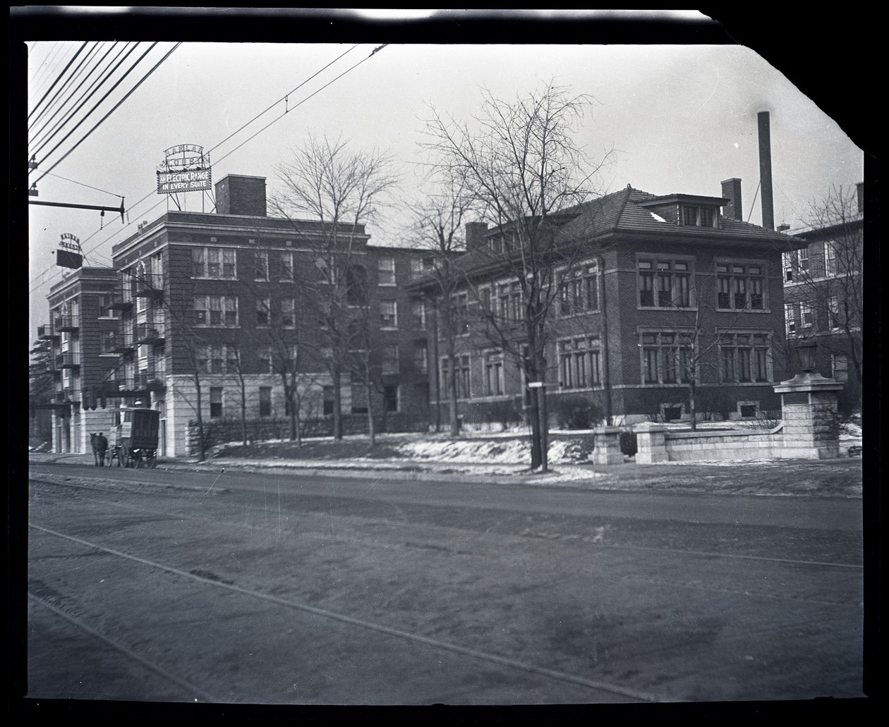 Harlan Court Apartments a sousední dům na 5457 Delmar Boulevard od Unknown