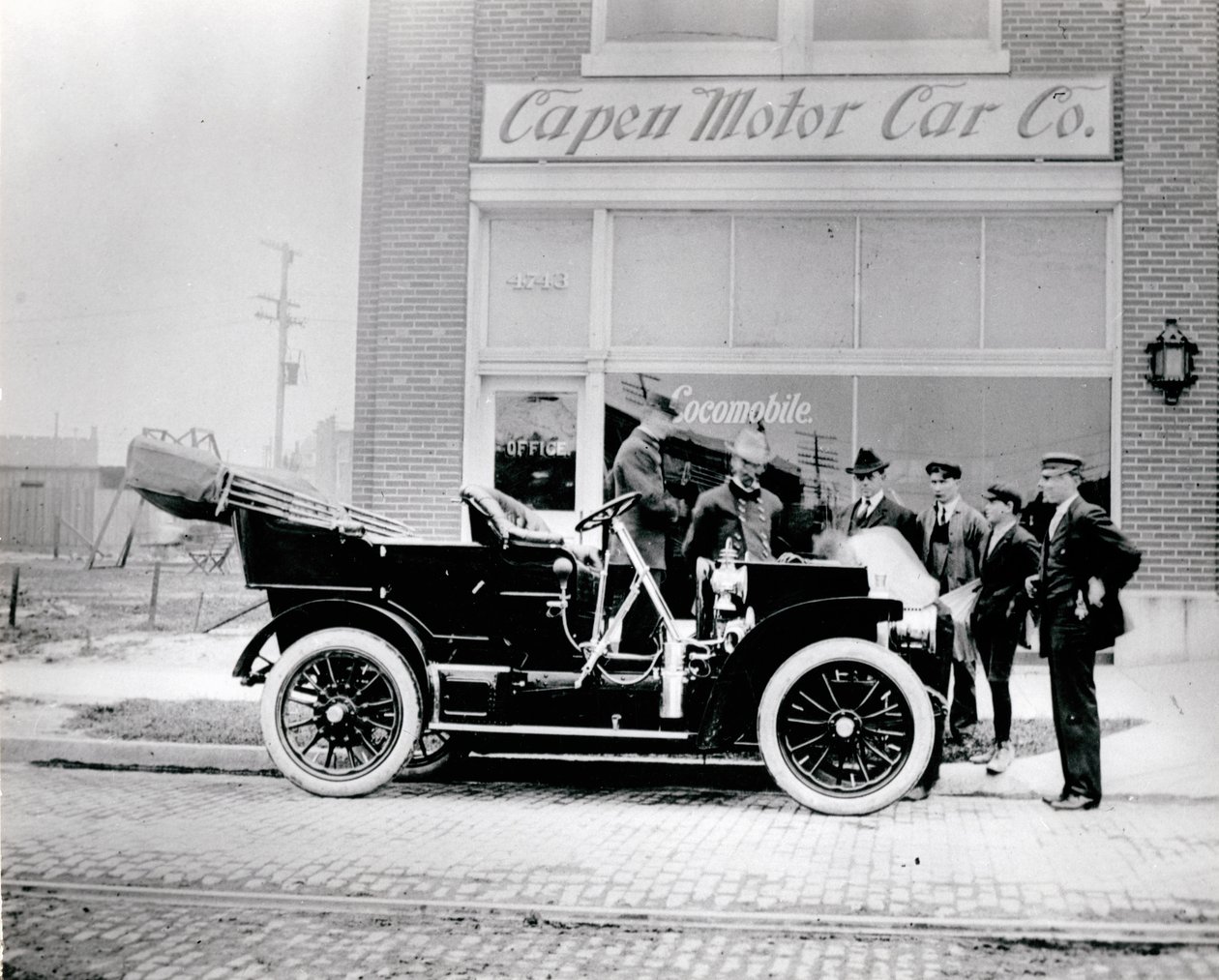 Locomobile, 1907. (Před Capen Motor Car Company. 4739-4743 McPherson Avenue) od Unknown