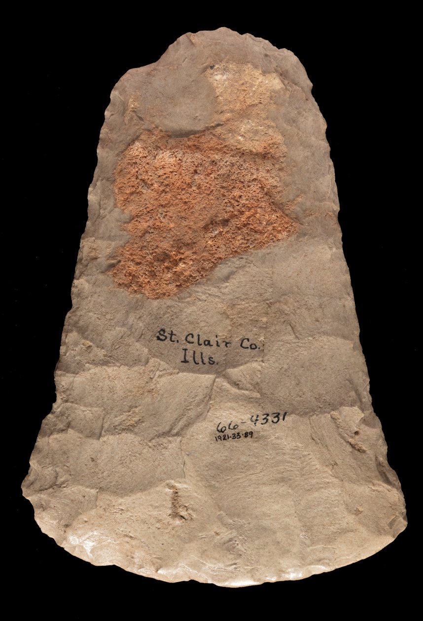 Mississippian rozšířená plečka vyrobená z rohovce Mill Creek. Tento artefakt byl shromážděn v St. Clair County, Illinois od Unknown