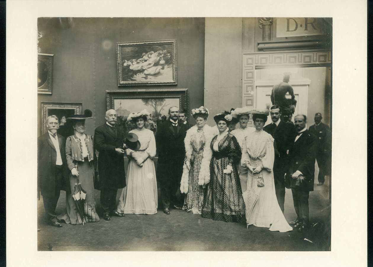 Přijímací skupina Palace of Art včetně paní Manningové, předsedkyně představenstva Lady Managers (šestá zleva) a Florence Hayward (druhá zleva) od Unknown