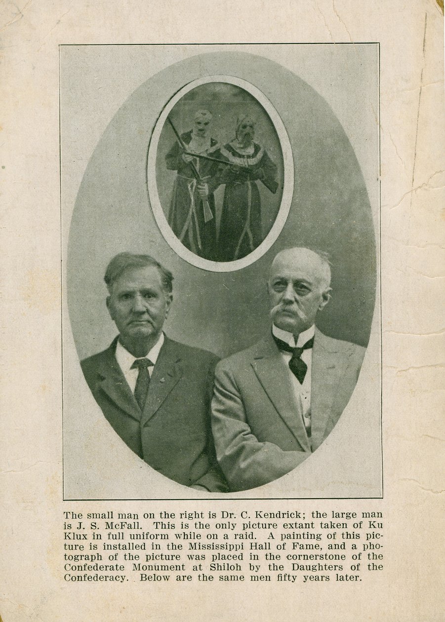 Fotografie dvou mužů v civilních oblecích pod obrazem dvou Ku Klux Klansmen od Unknown