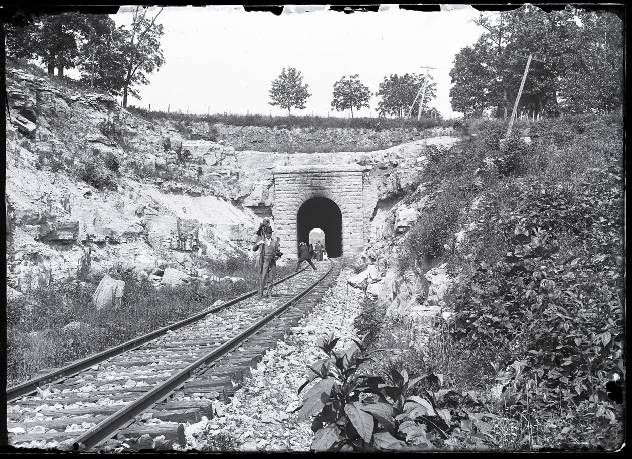 Fotografové na kolejích v tunelu Meramec Highlands od Unknown