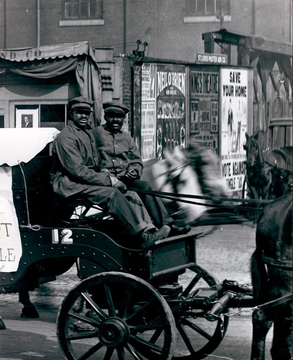 Týmoví řidiči řídí městský popel v průvodu sanitárního vybavení na Market Street od Unknown