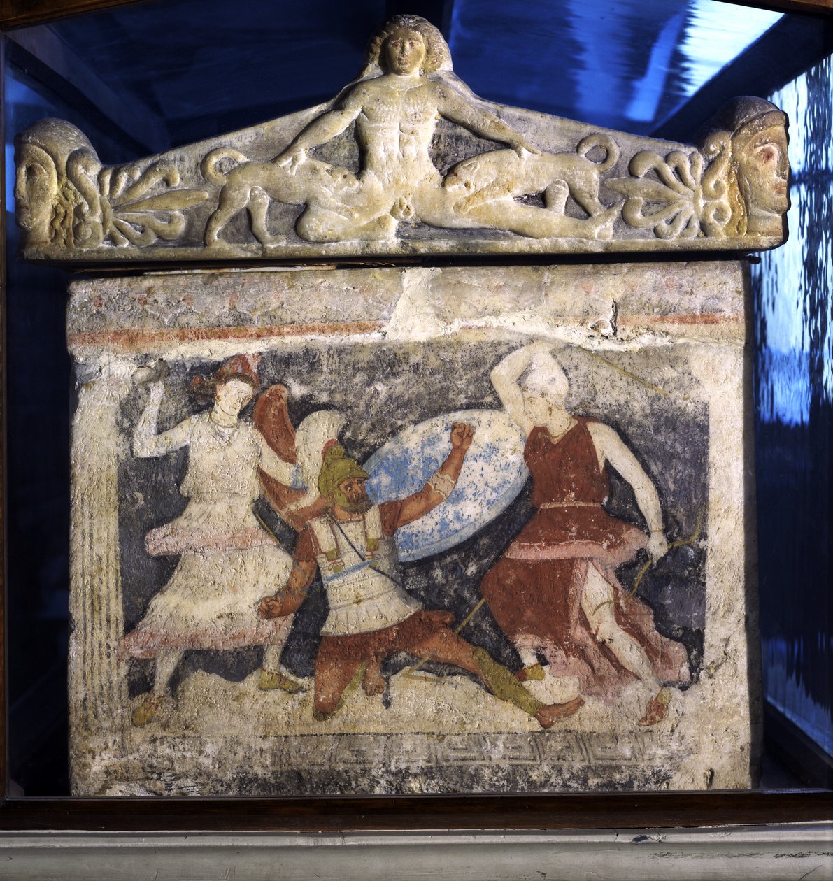 Řek bojující se dvěma Amazonkami z konce sarkofágu Amazonek, s Acteonem roztrhaným Dianinými psy v reliéfu na víku, z Tarquinie, 4. století př. n. l. (tempera na alabastru) od Unknown