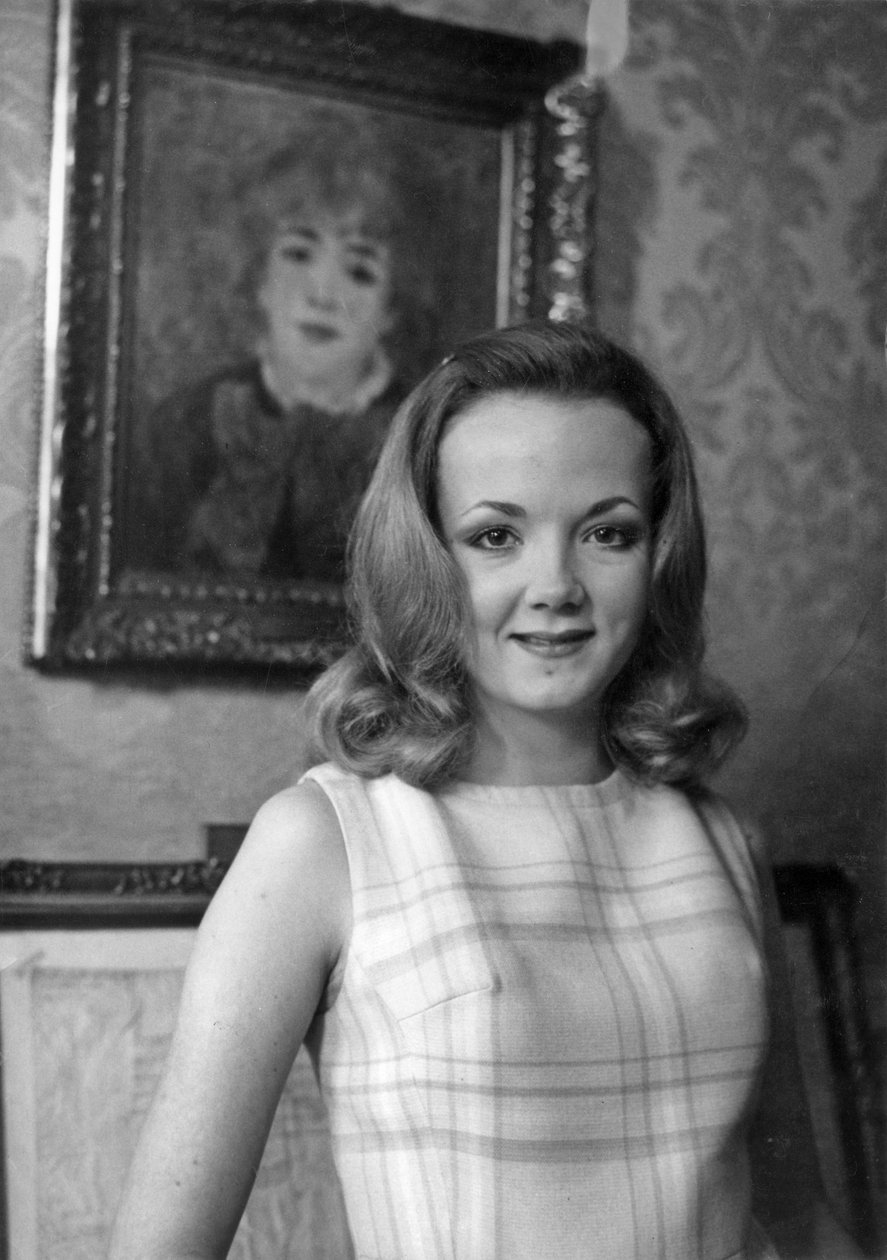Catherine Hiegel před plátnem Renoir Doma Francouzština z La Comedie Francaise poté, co podepsala smlouvu na roli pokojské 30. ledna 1969 od Unknown