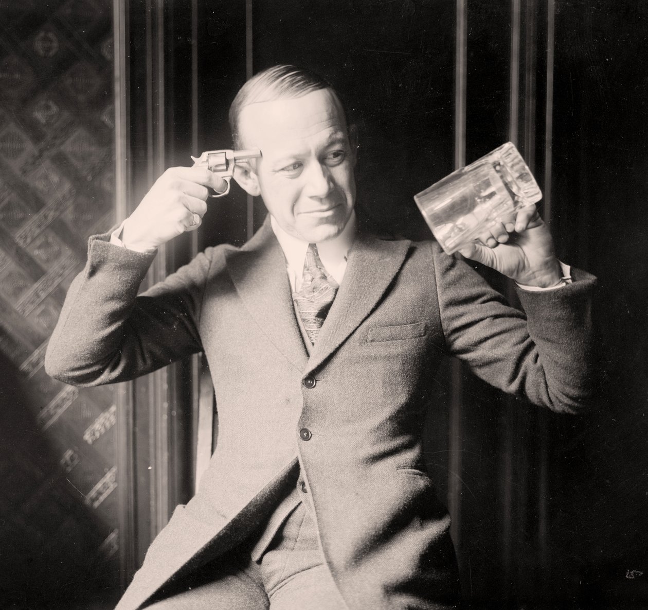 Ernie Hare napodobující svou nelibost nad prohibicí, kolem roku 1920 od Unknown