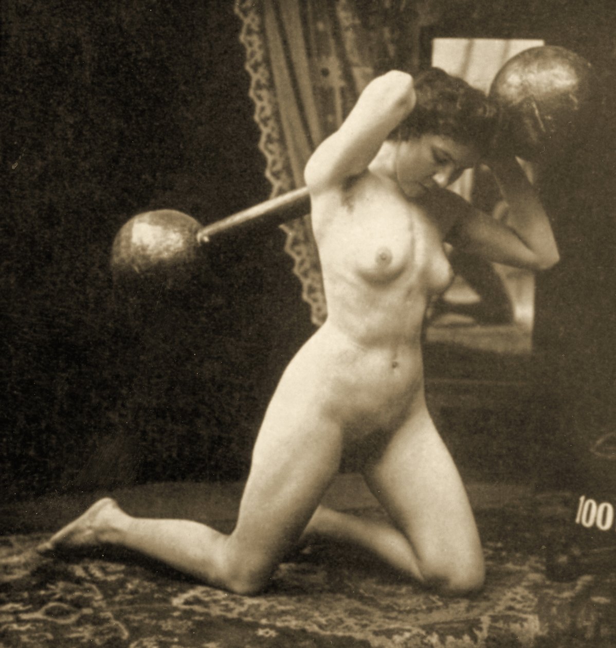 Ženský akt cvičící s Globe Barbell, cca 1900 (sépiová fotografie) od Unknown