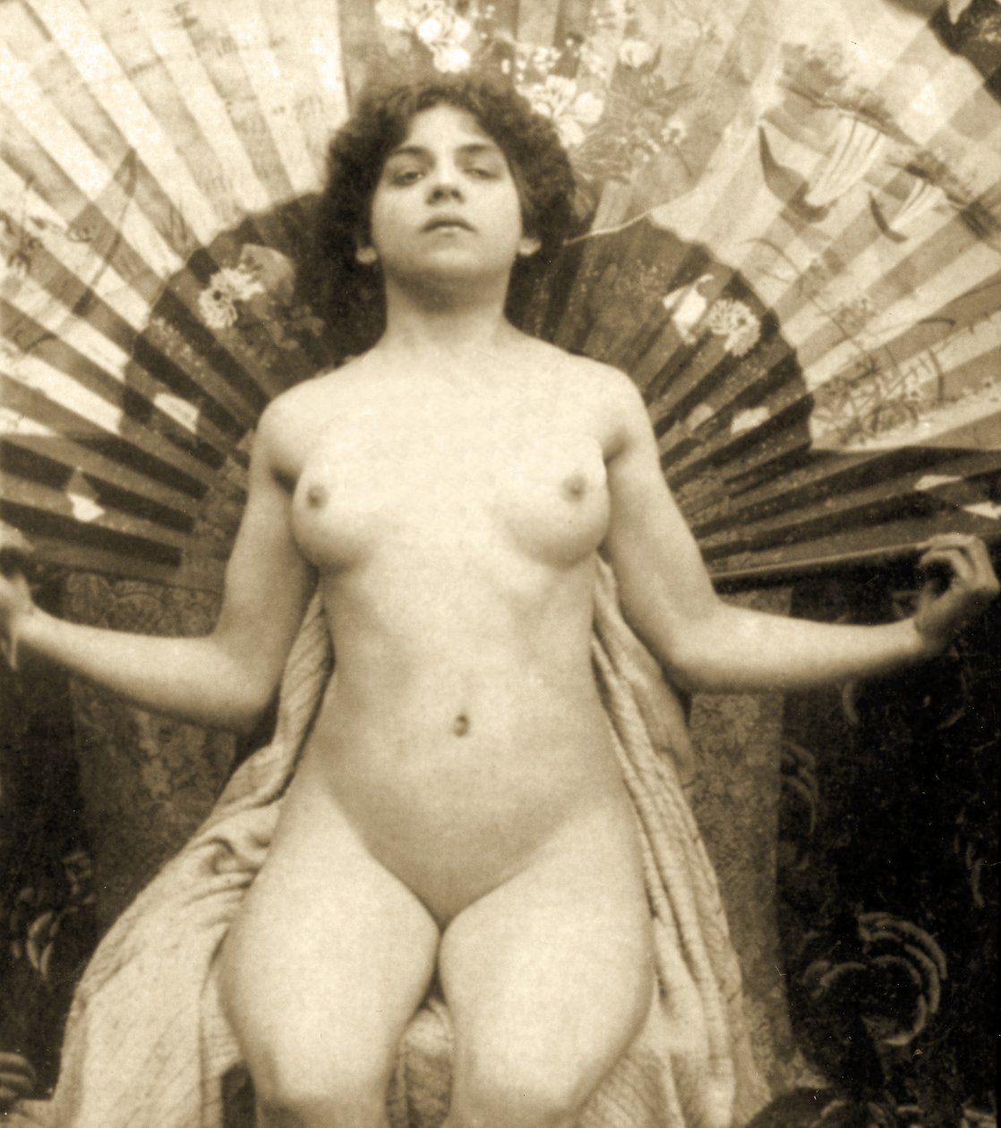 Ženský akt pózující s velkým ventilátorem, cca 1900 (sépiová fotografie) od Unknown