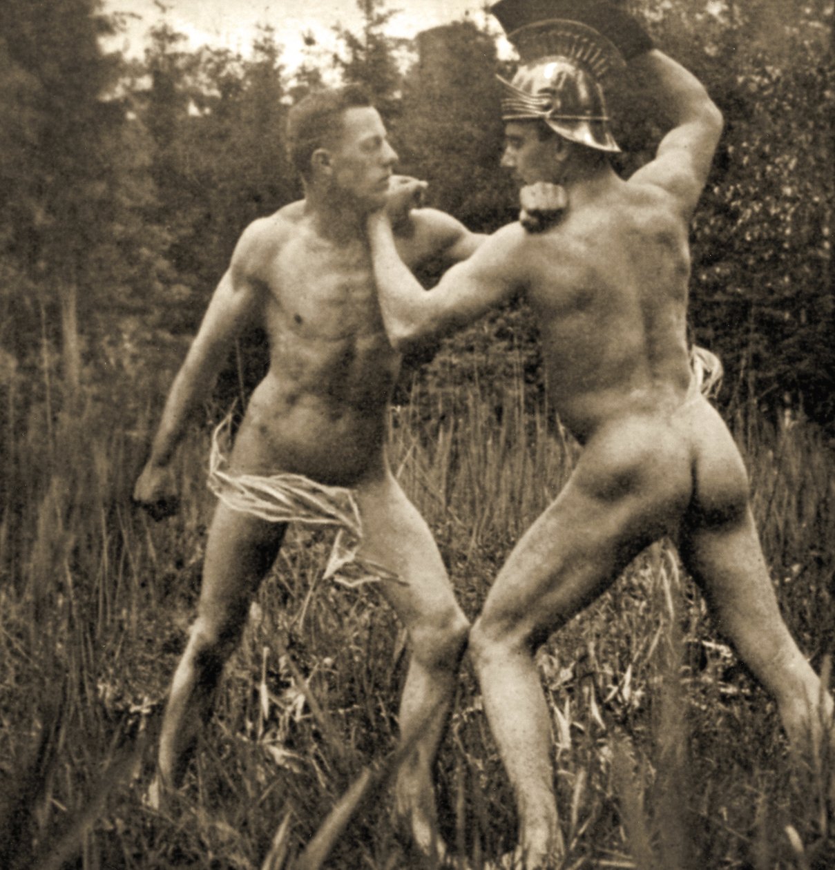 Bojová póza s římskou přilbou, kolem roku 1910 (sépiová fotografie) od Unknown