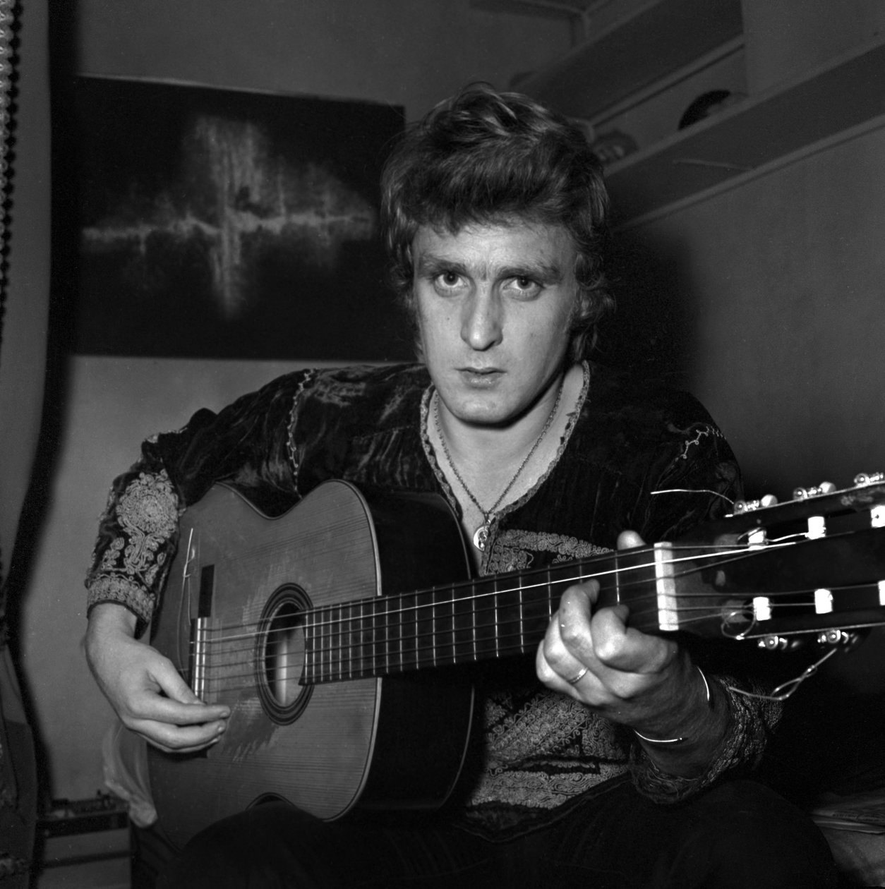 Francouzský zpěvák Christophe (Daniel Bevilacqua) maluje doma plátno, 18. listopadu 1969 od Unknown