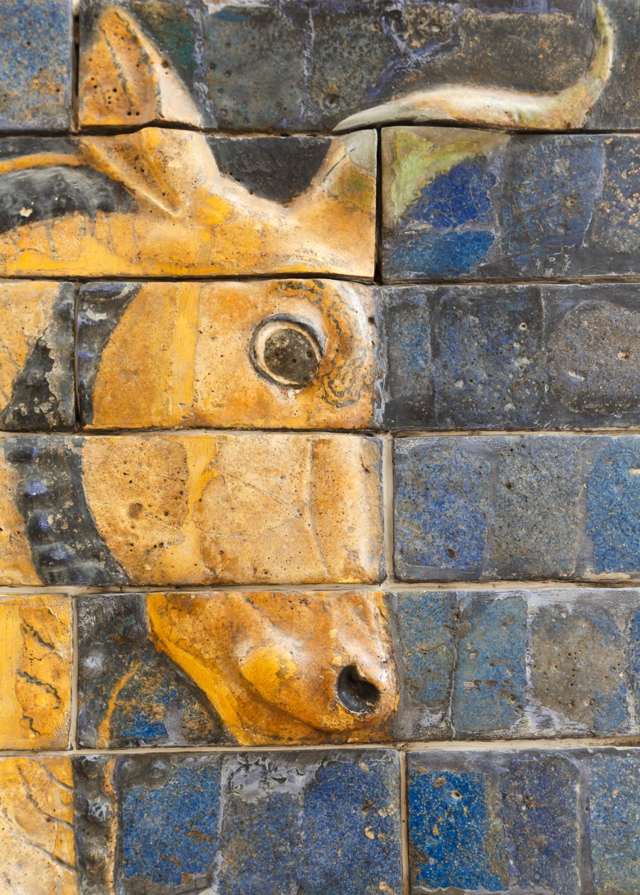 Istanbul, Turecko. Archeologické muzeum. Býk z glazovaných cihel v reliéfu z Ištařiny brány v Babylóně, pocházející z období Nabuchodonozora II., přibližně 604–562 před naším letopočtem. od Unknown