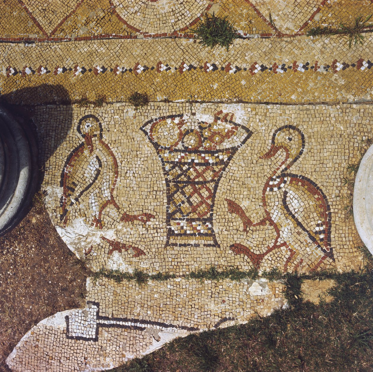 Libanon, část byzantské mozaiky mezi ruinami Beit Meri. od Unknown