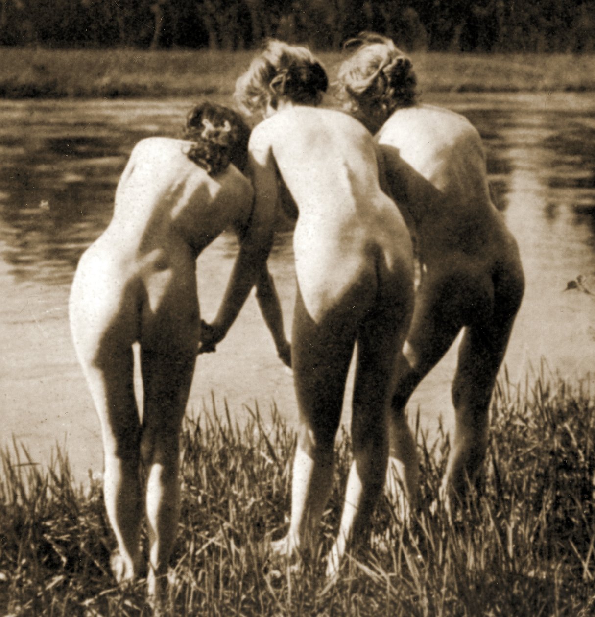 Tři grácie, ženské nahé trio, kolem roku 1900 (sépiová fotografie) od Unknown