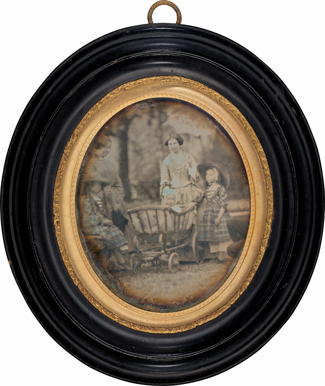 Dvě ženy a tři děti v zahradě od Unknown 19th Century