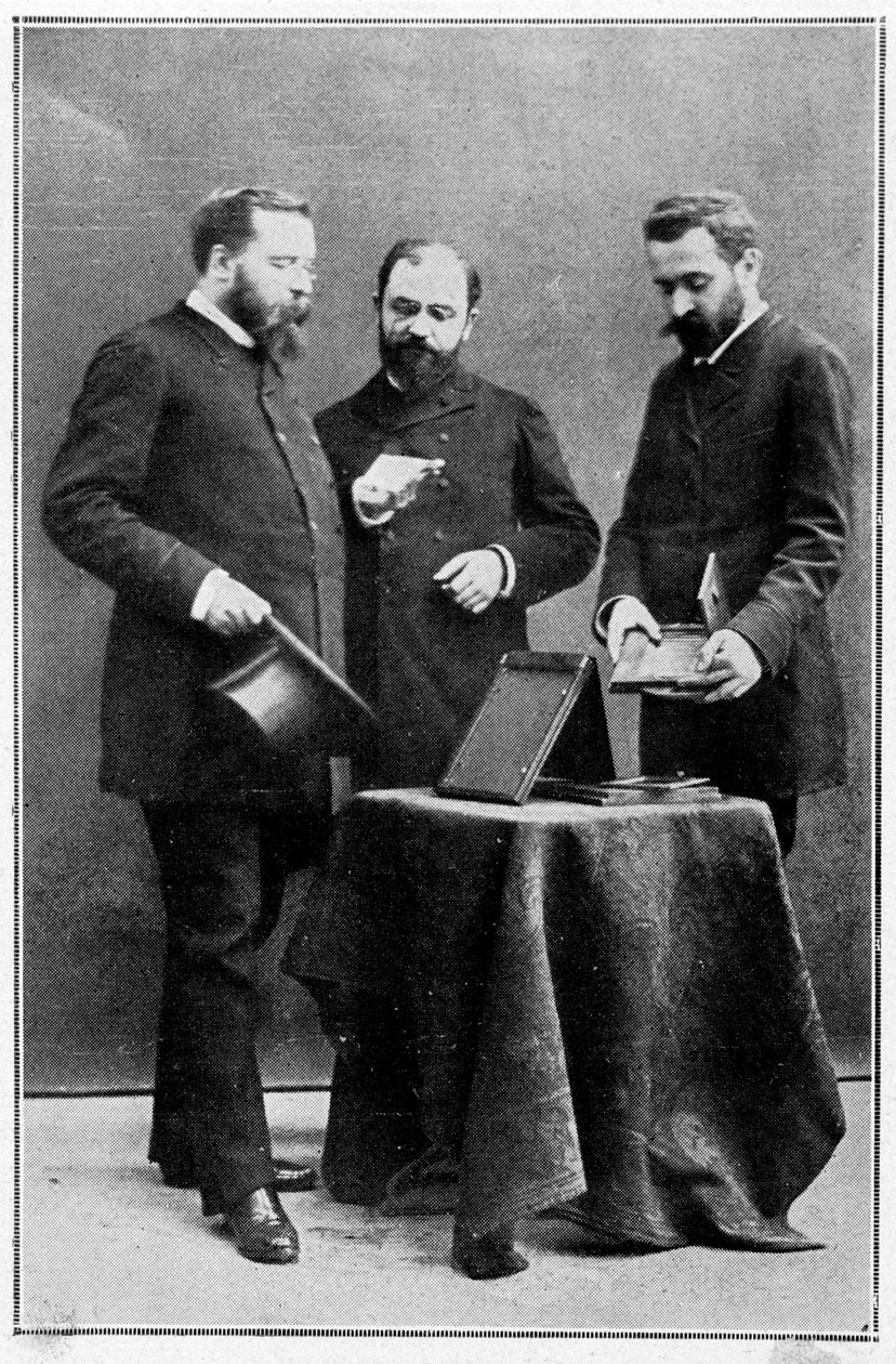 Alphonse Bertillon ukazuje antropometrická klišé dvěma prefektům policie, pod kterou byl umístěn, 25.03.1888 od Unknown artist