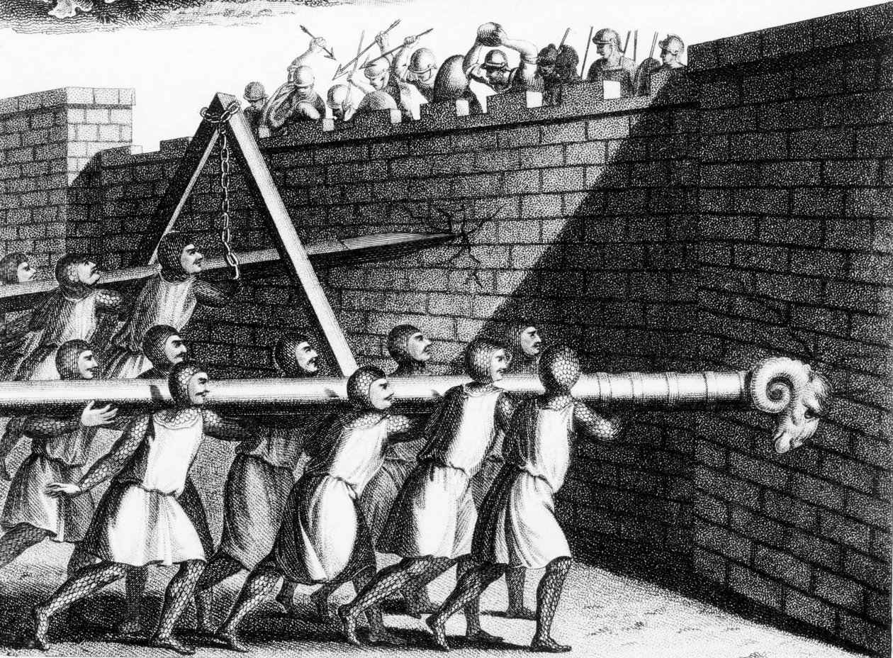 Útočící na zdi beranidly. Ten nasazený na řetězech mohl dostat větší impuls než ten, který byl nesen na ramenou. Rytina c 1800. od Unknown artist