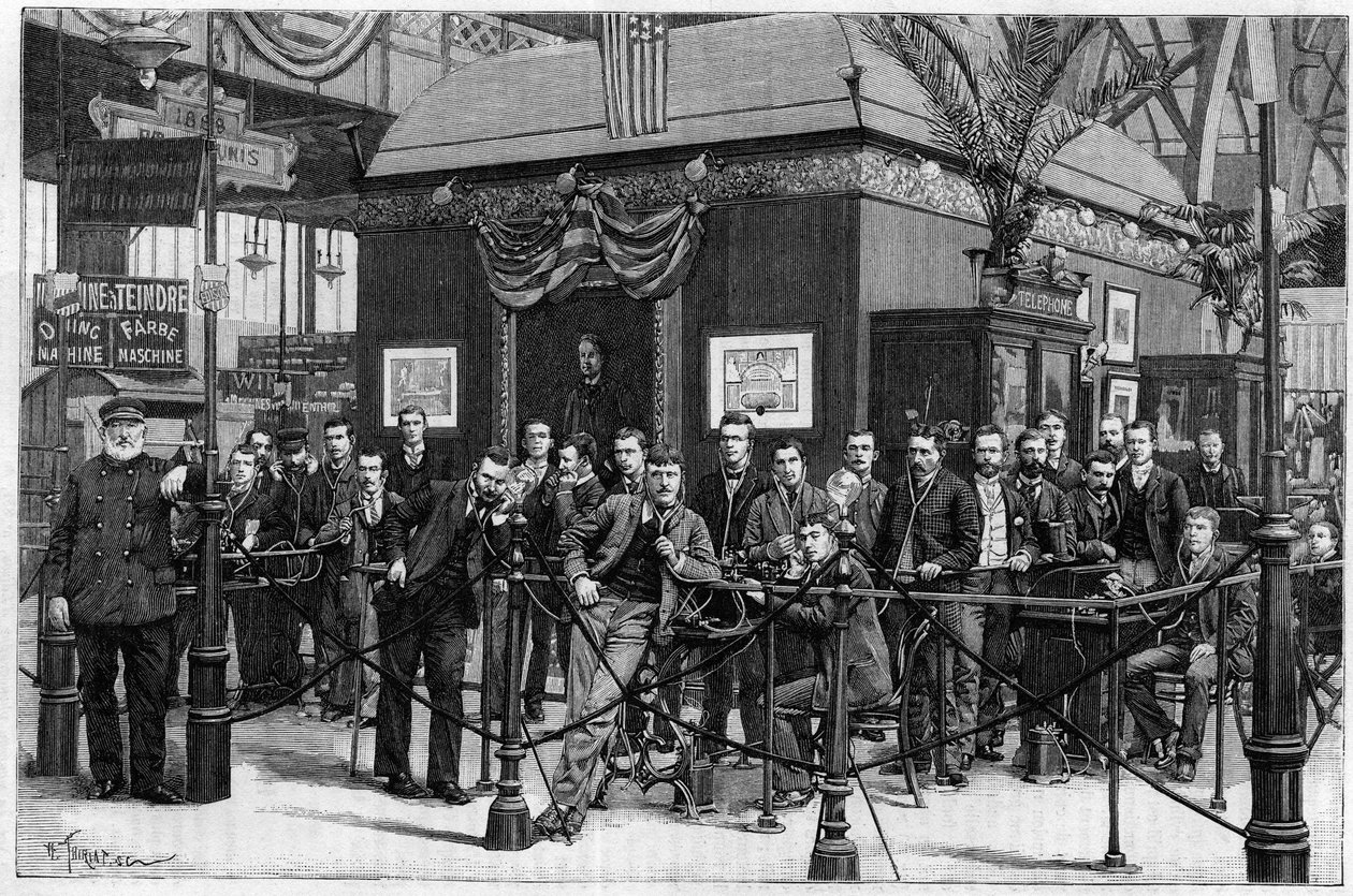 Konkurzy fonografů vytvořených Thomasem Edisonem instalovaných v Galerii des Machines na pařížské světové výstavě v roce 1889. (Z fotografie). Rytina v "" Příroda: přehled věd a jejich aplikace v umění a průmyslu", 31 Au od Unknown artist