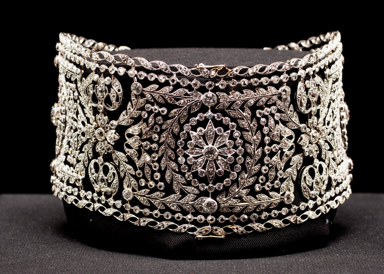 Náhrdelník ve stylu chokeru z platiny a diamantů, který nosí paní Potter Palmer I, rozená Bertha Honoré od Unknown artist