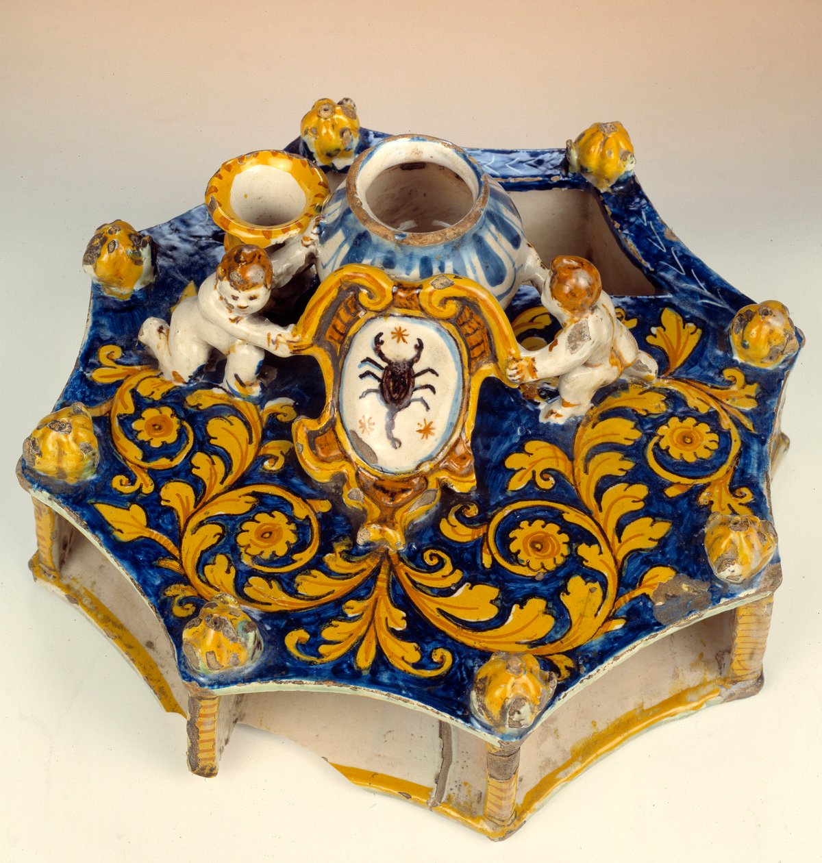 Osmidílné písmo v majolice (majolika) v tmavě modré, žluté a světle zelené barvě. 1560-1570 Enouen, Národní muzeum renesance od Unknown artist