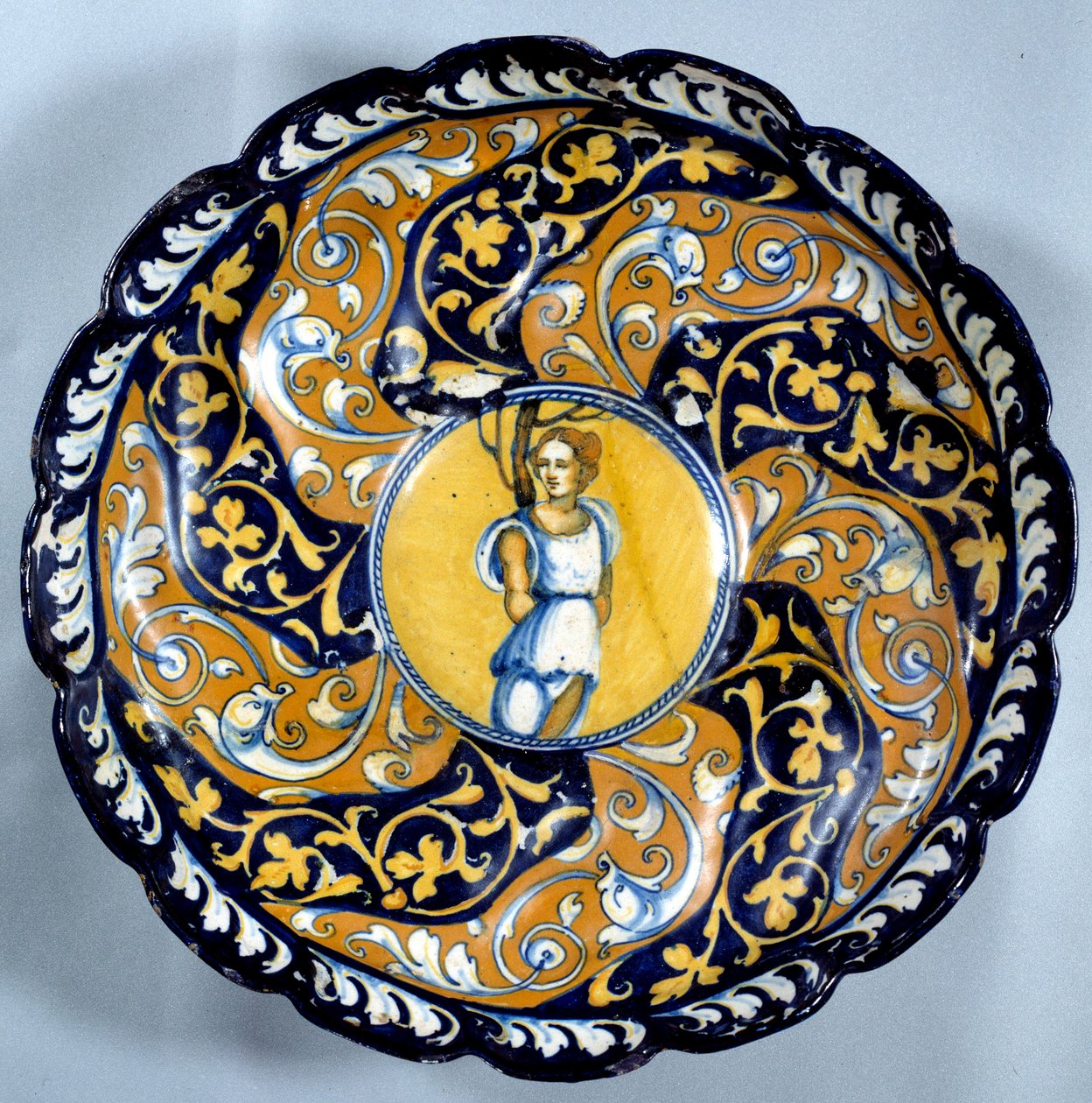 Godronnee fajánsový pohár zdobený angelotem. Paříž 16. století, muzeum Louvre od Unknown artist
