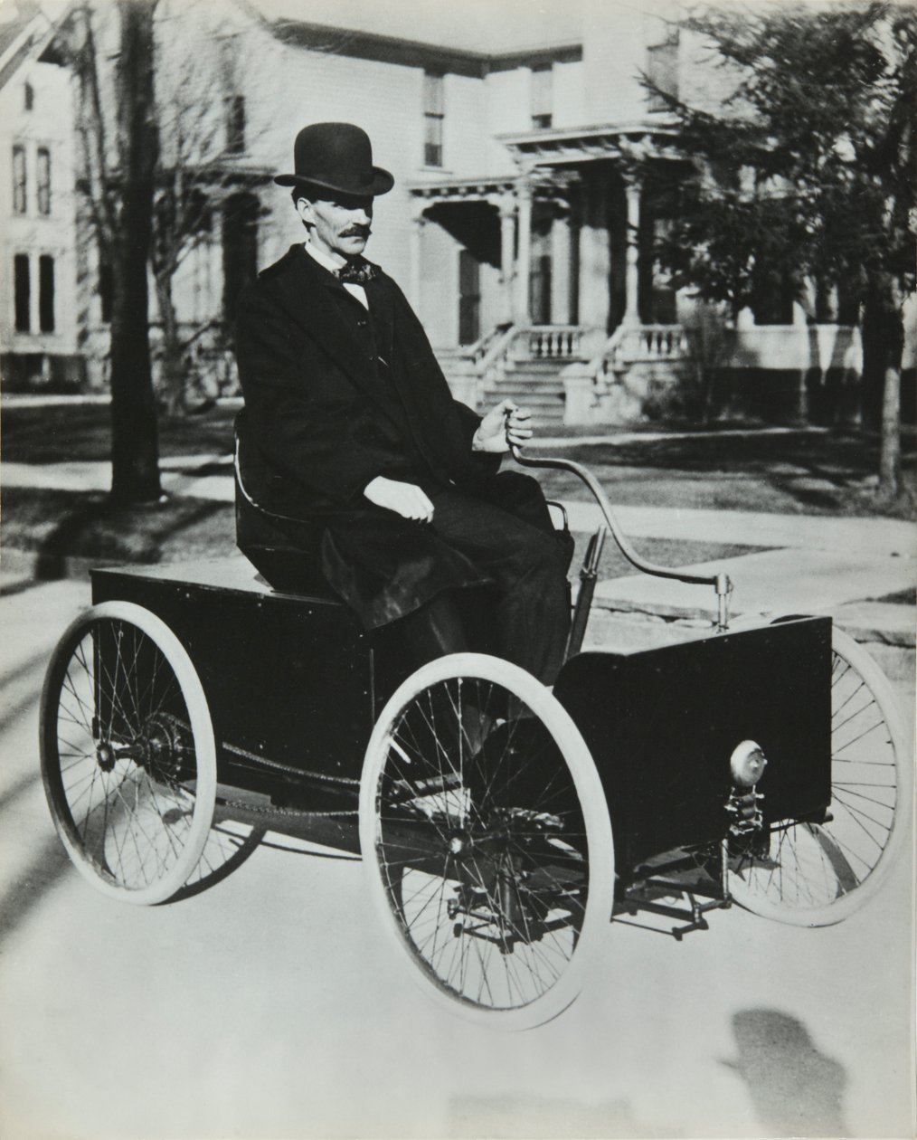 Henri Ford vyjel se svým prvním benzínovým vozem do ulic Detroitu v roce 1896 (čtyřkolka s řetězovým převodem), kolekce Privee od Unknown artist