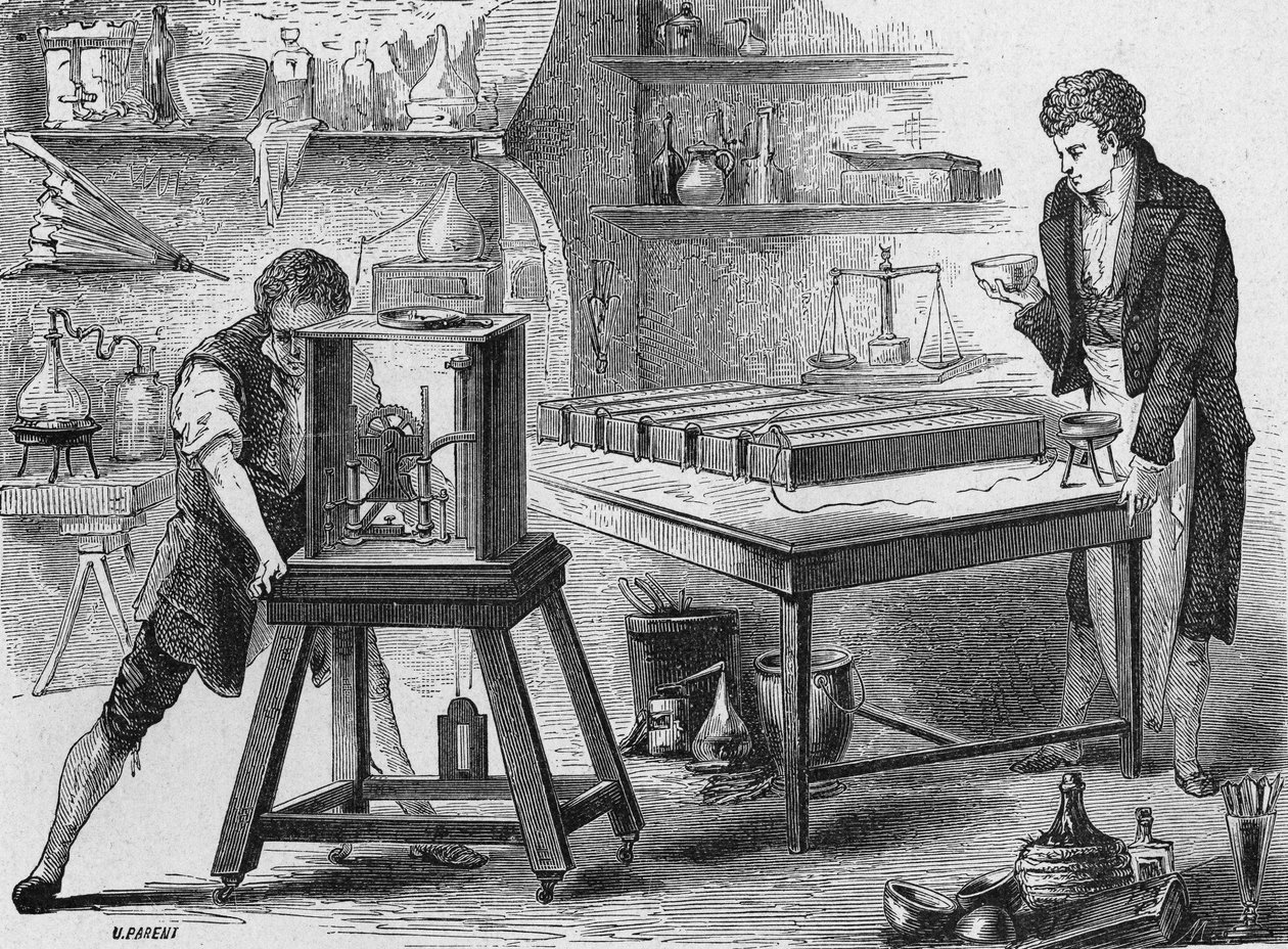 Humphry Davy rozkládá alkálie pomocí voltaické baterie. V „Album de la Science“, Éditions Jouvet od Unknown artist