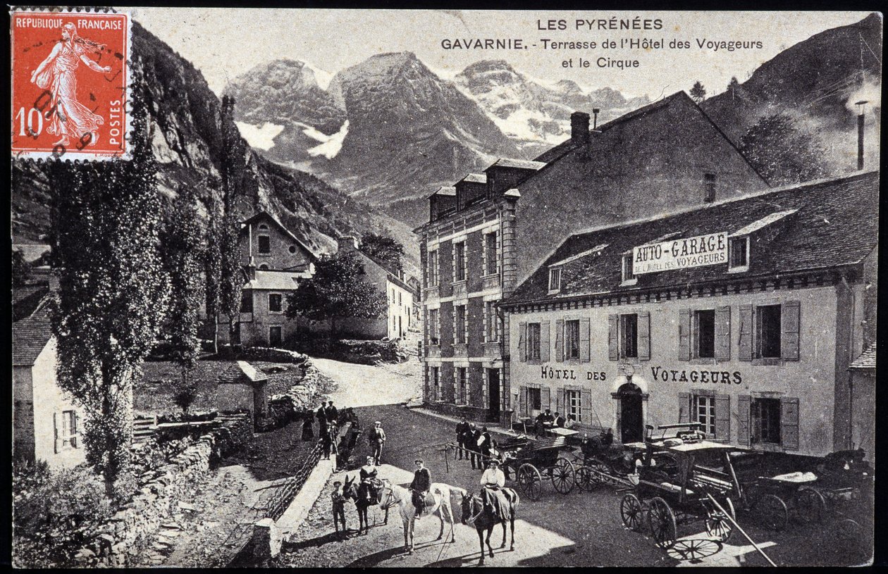 Les Pyrenees, Gavarnie: terasa hotelu des Voyageurs a cirkus - pohlednice, konec 19. od Unknown artist