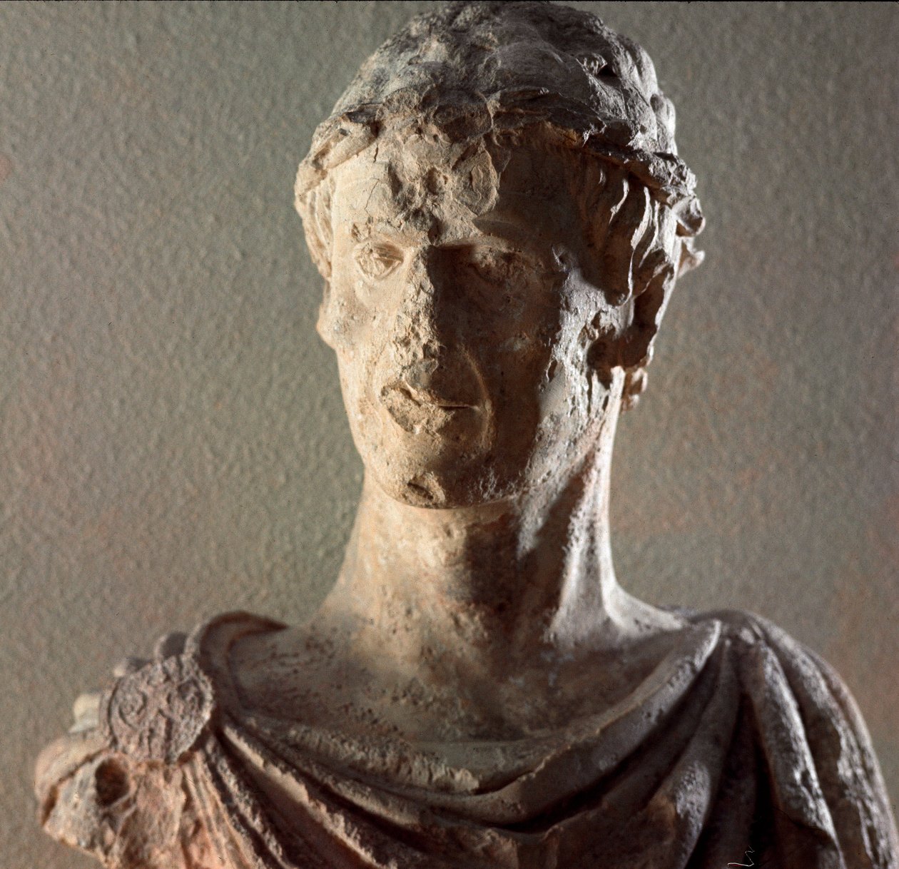 Vápencová busta císaře Fridricha II z Hohenstaufen (1194-1250) 1245-1250. Barletta, Museo Civico od Unknown artist