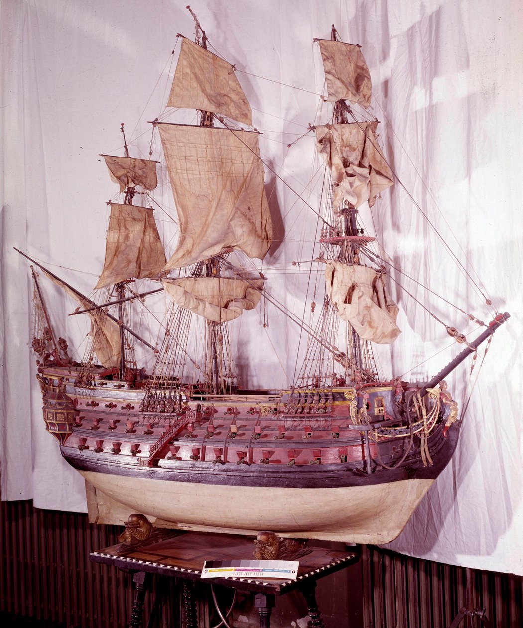 Vojenské námořnictvo: miniaturní model lodi se třemi palubami, zbraň 92 děl. 17. století. Madrid, muzeum Armee od Unknown artist