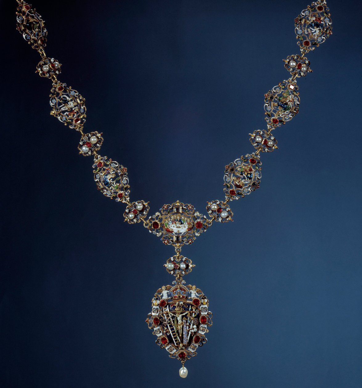 Náhrdelník císaře Svaté říše, českého a uherského krále Rudolfa II. (1552-1612) ze smaltu, zlata a jemného kamene s přívěskem zobrazujícím výjevy pašijí. 16. století. Paříž, muzeum Louvre od Unknown artist