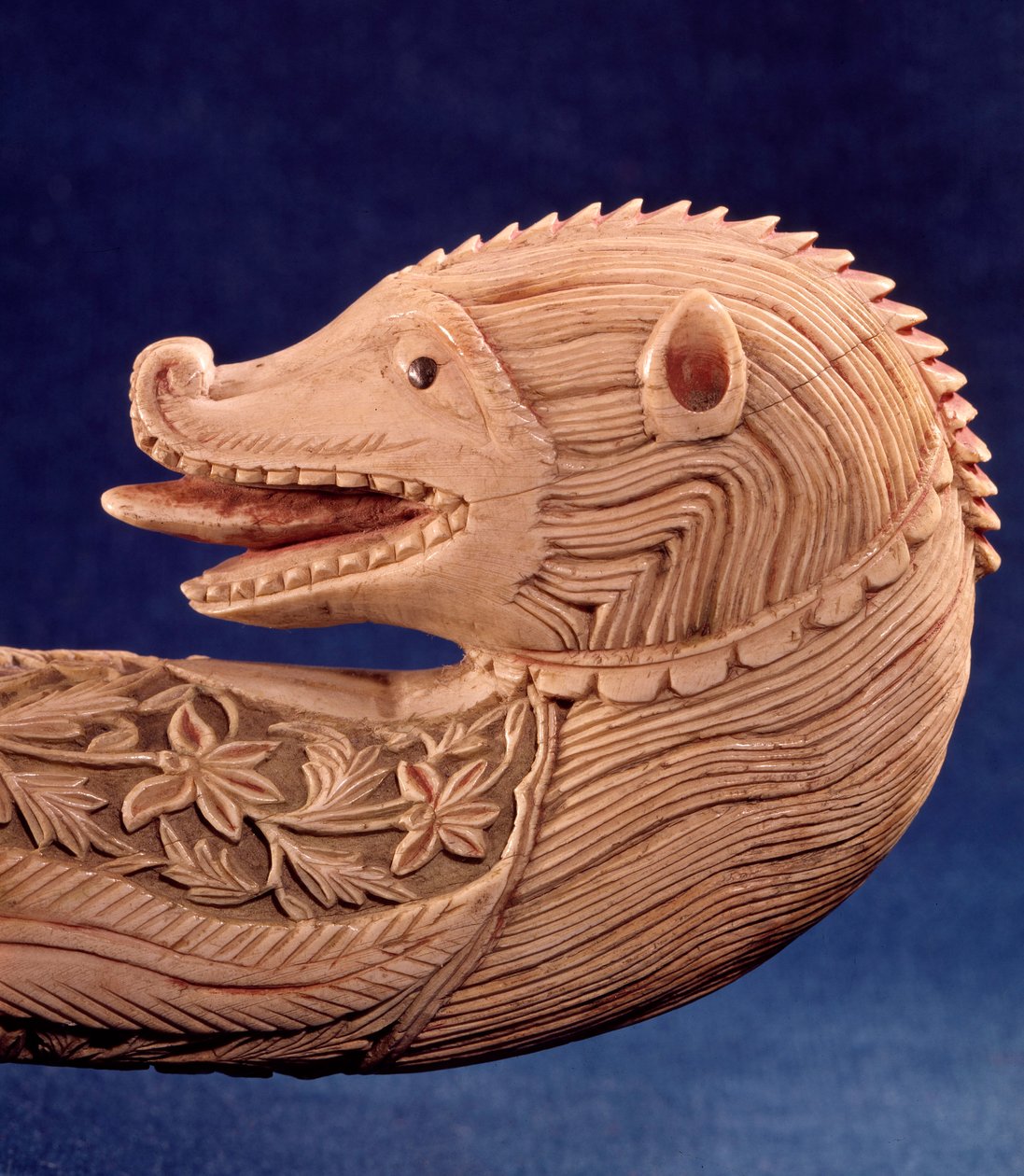 Orientální umění: woulette tau (konec pastýřské hole) se slonovinovou zvířecí hlavou. Detail. Paříž 15. století, arménské muzeum od Unknown artist
