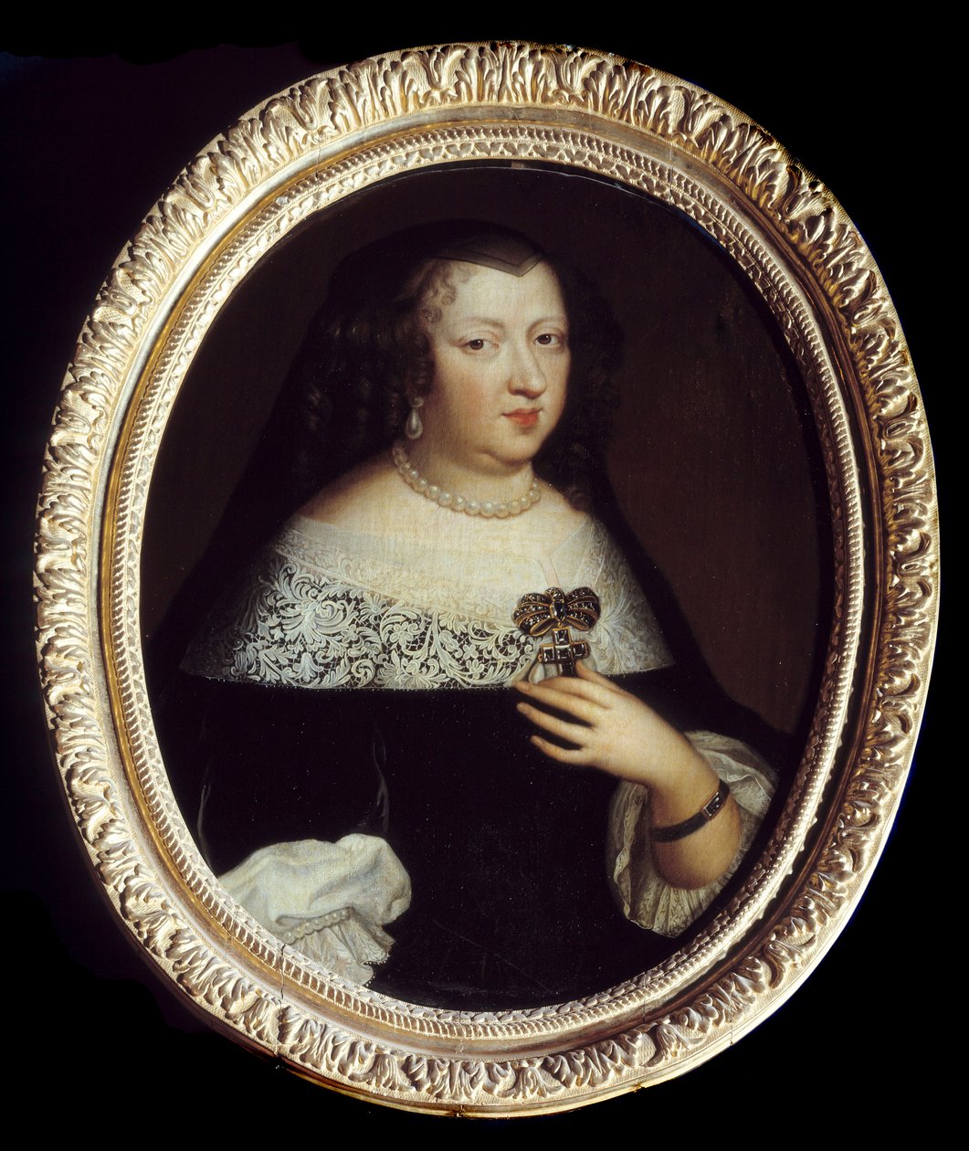 Portrét Anny Rakouské (1601-1666) francouzské královny. Nosí perlové šperky, přívěsek zdobený drahým kamenem ve tvaru kříže a náramek kolem levého zápěstí. Anonymní malování od Unknown artist