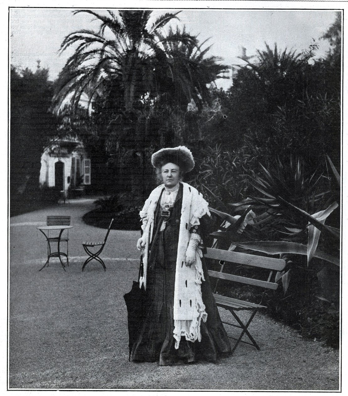Portrét Madame Juliette Adam (rozená Lambert) (1836-1936), francouzská spisovatelka, polemistka a feministka v Nice v roce 1905. od Unknown artist