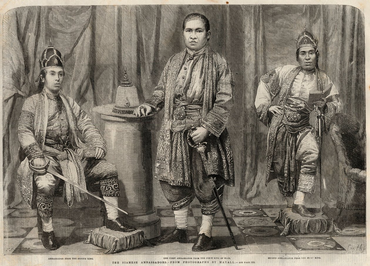 Portréty siamských velvyslanců, kteří přišli do Anglie v roce 1857. Zleva doprava: Cha mun (Cha-mun) Mondr Bidacks, zastupující druhého krále Siamu, Phya Mantri Suriyawanse a Chau Mun Sarbbedh Bhacty, velvyslanci prvního krále. Gravírování do „“ I od Unknown artist