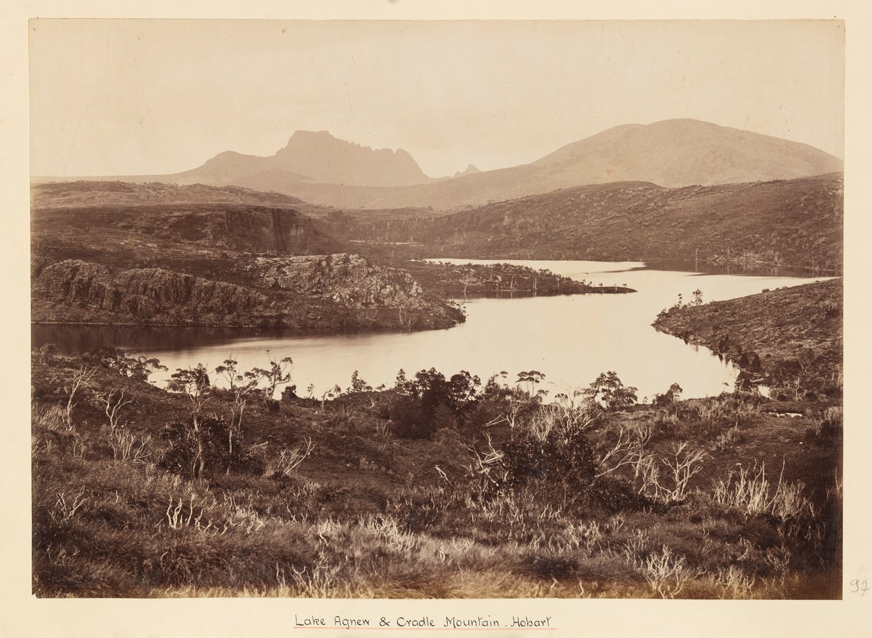 Plavba vévody a vévodkyně z Yorku na lodi Ophir - březen až listopad 1901. Deska 97, Pohled na jezero Agnew s horou Cradle Mountain v pozadí od Unknown Artist