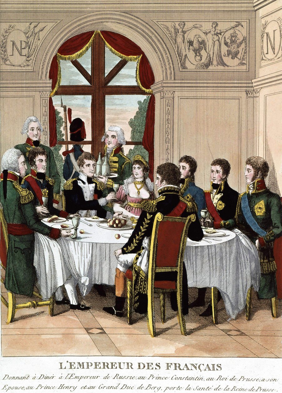 Francouzský císař Napoleon I. v Tilssitu přijímající ruského císaře prince Konstantina, pruského krále, jeho manželku prince Jindřicha a velkovévodu z Bertu, připíjí na zdraví pruské královny. Rytina z počátku 19. století od Unknown artist