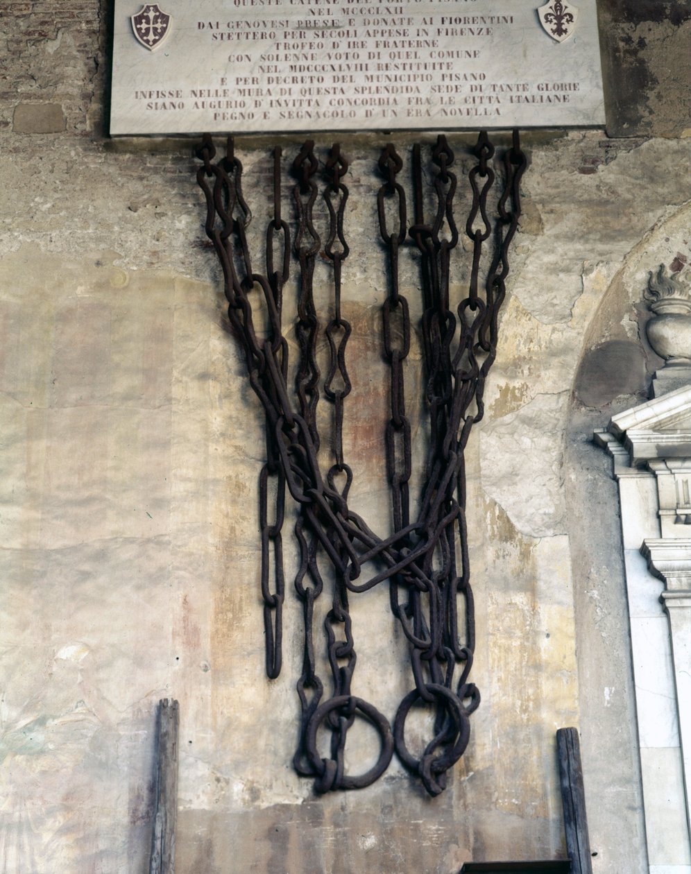 Řetězy, které uzavřely přístav v Pise. Zajali je Janové během vítězství Melorie nad Korsikou v roce 1284 a poté je dali Florencii a vrátili se do města Pisa v roce 1858. Pisa Camposanto. od Unknown artist