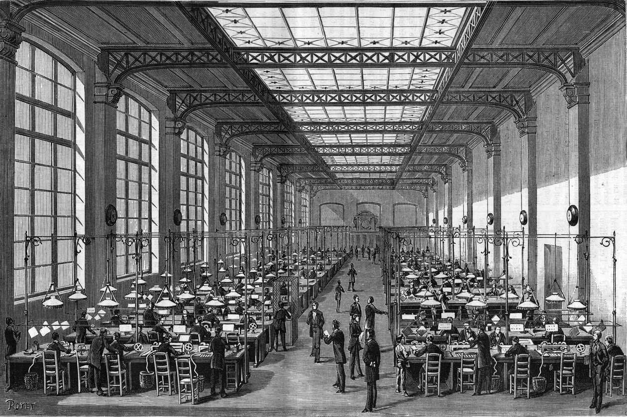 Velký sál v prvním patře nové centrální telegrafní stanice v Paříži v roce 1884. Rytina z roku 1884. v „“ La Nature. Přehled věd a jejich aplikací v umění a průmyslu.“ od Unknown artist