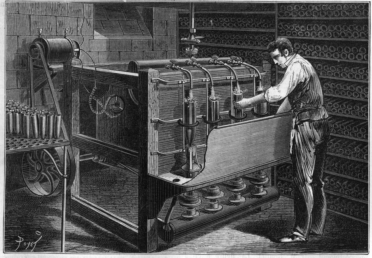 Mechanická instalace M. Margueryho, restauratéra, v Paříži: automatická myčka lahví, reprezentovaná malým dynamoelektrickým strojem Gram (Zenobe Theophile Gram 1826-1901). Rytina v „La Nature: revue des sciences et de leu od Unknown artist