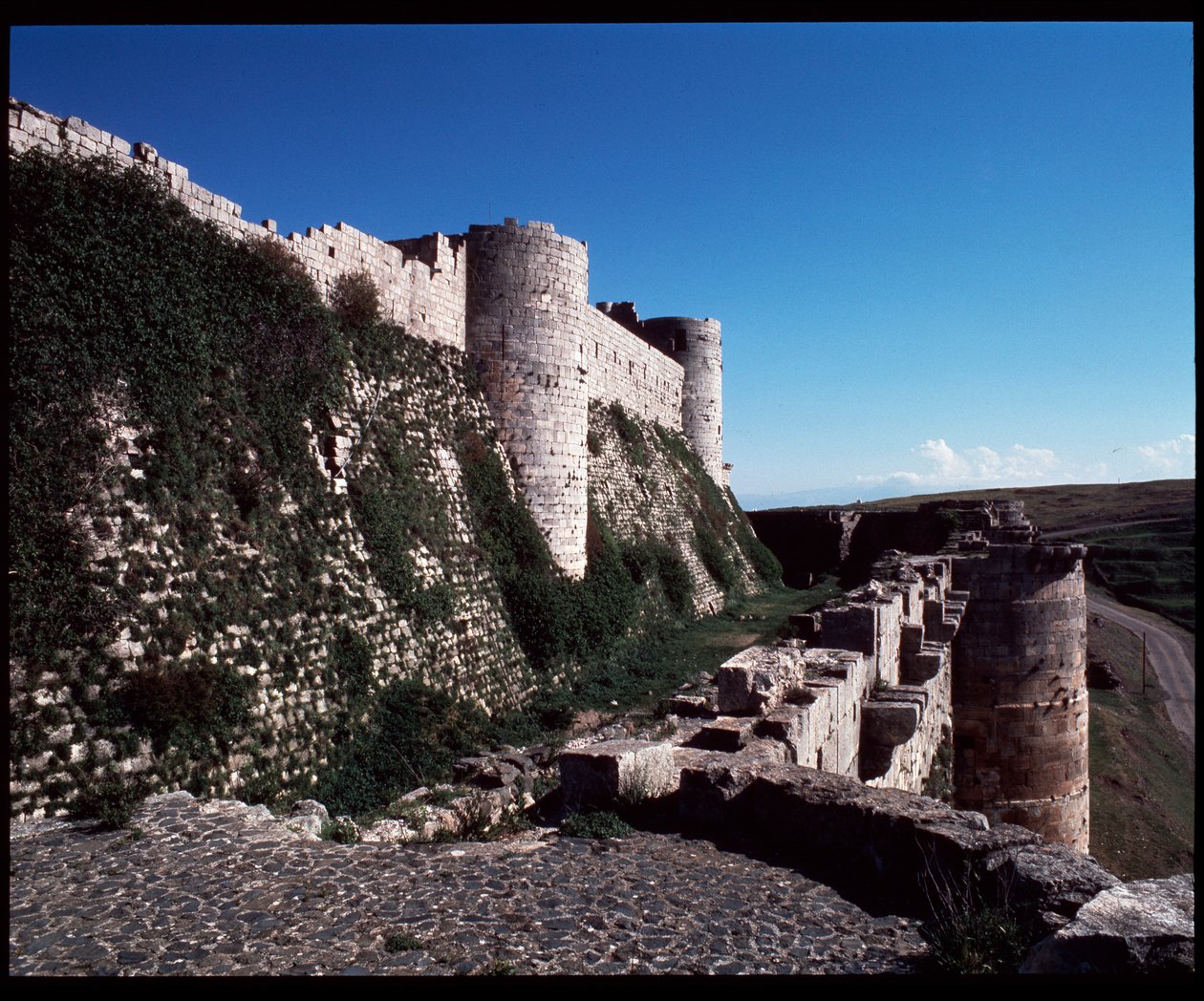 Pohled na Krak of the Knights, Crusader castle, c.1100 (fotografie) od Unknown artist